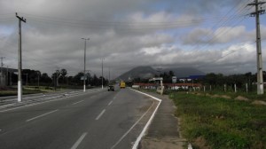 A serra ao fundo