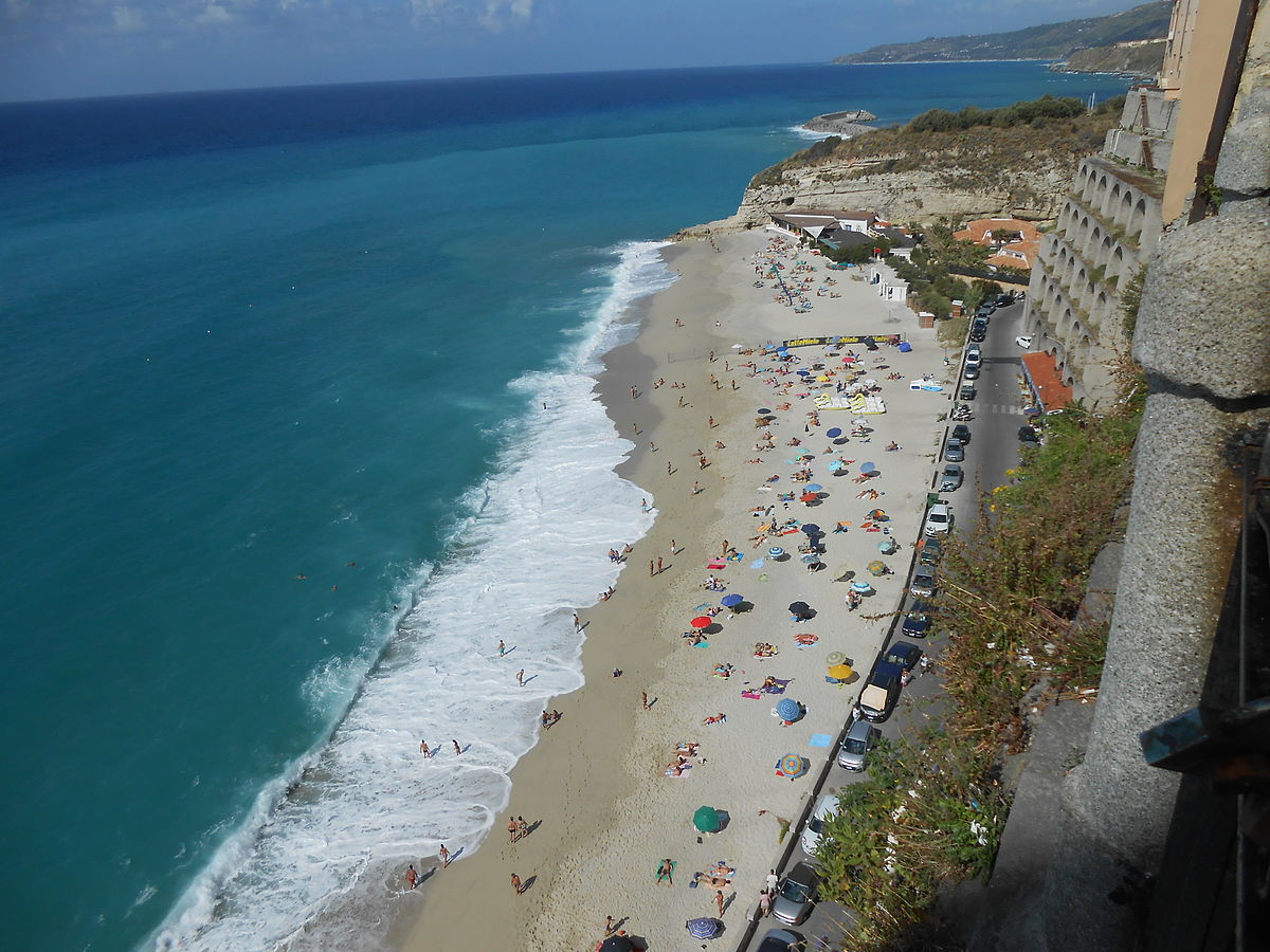 A cidade de Tropea. Di Brianza2008 - Opera propria, CC BY-SA 3.0, https://commons.wikimedia.org/w/index.php?curid=27246230