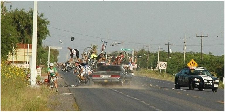 Imagem impressionante: atropelamento de ciclistas