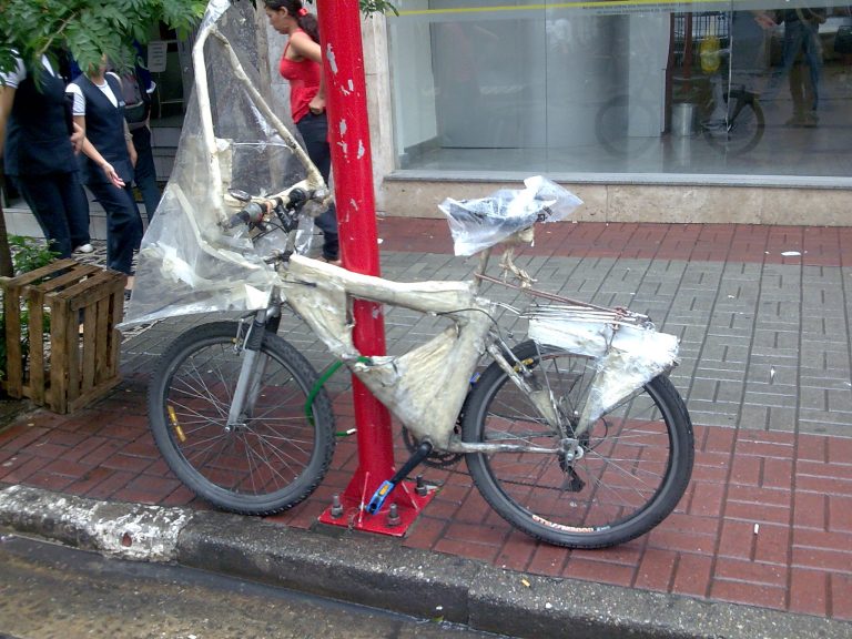 Bici clique: bicicleta de plástico