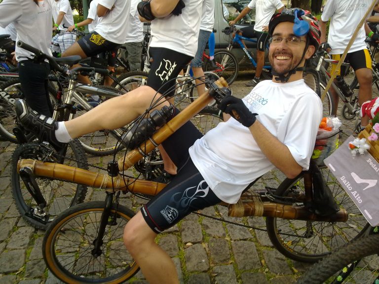 Bicicleta reclinada de bambu