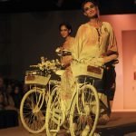 ate-onde-deu-pra-ir-de-bicicleta-desfile-moda-03