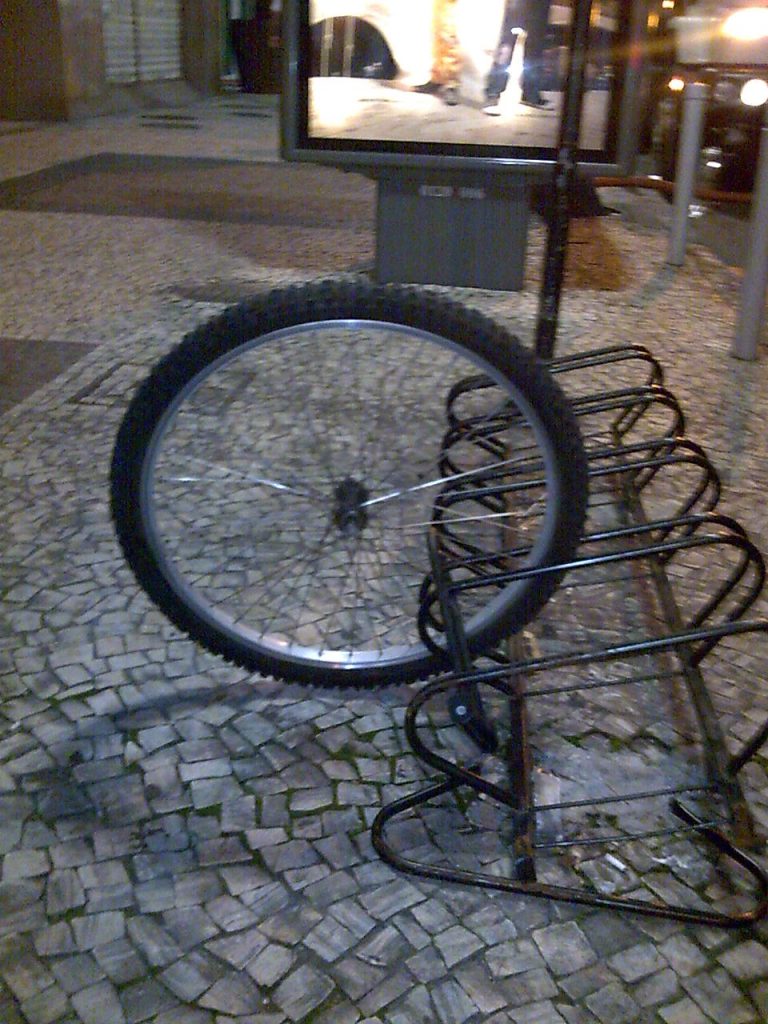 Vão-se as bicicletas, ficam as rodas