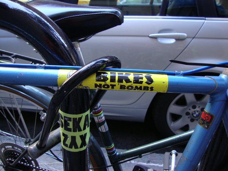 Bici Clique: bicicletas sim, bombas não.