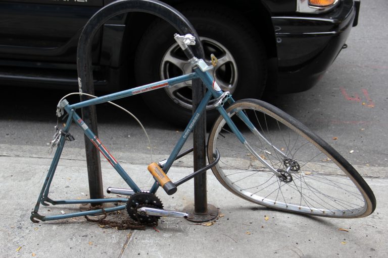 Bici Clique: bicicleta depredada no paraciclo