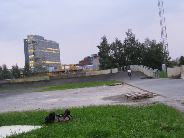 Video: pedalando no velódromo abandonado