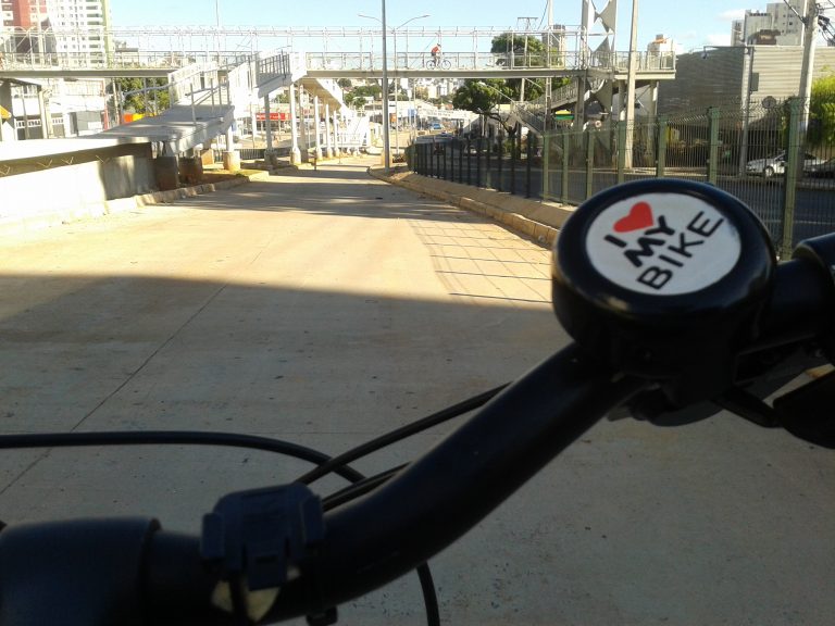 Pista livre: de bicicleta nos corredores para ônibus em Belo Horizonte