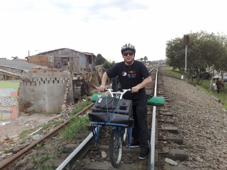 Cabeça de Côco Teatro de Bonecos – um projeto itinerante que viaja de bicicleta