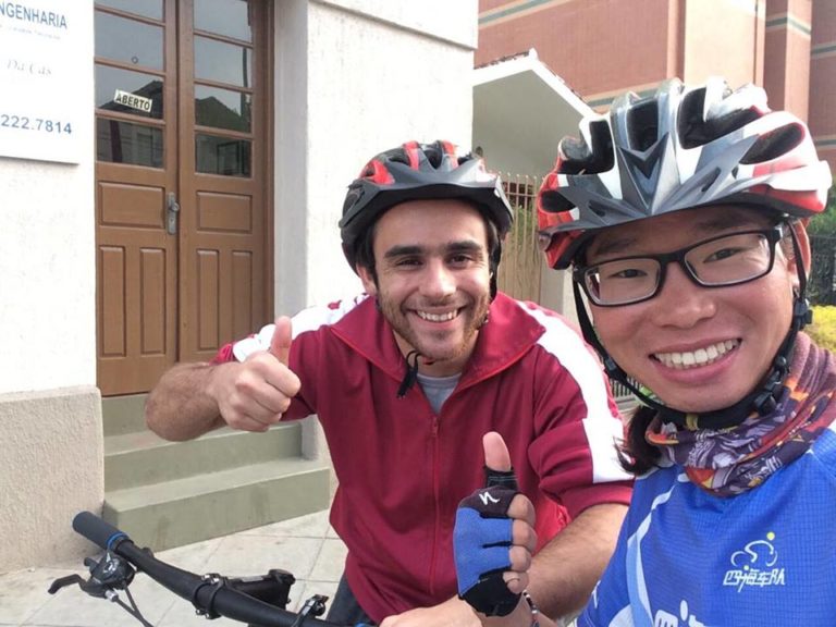 De passagem pelo Brasil, cicloturista chinês é entrevistado em Santa Maria (RS)